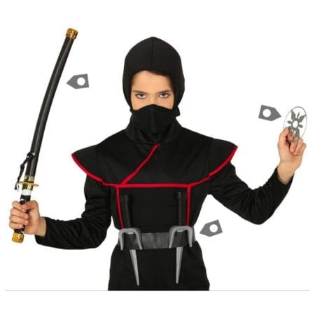Pohled zepředu na ninja set s šavlí, dýkou a shurikenem.