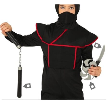 Pohled zepředu na ninja set s nunchaky, shurikenem a dýkou.