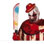 Pohled zepředu na barevnou mačetu – halloweenský doplněk.