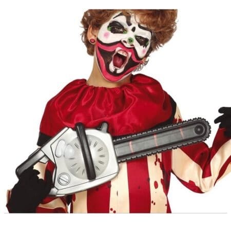 Pohled zepředu na elektrickou řetězovou pilu – halloweenský doplněk.