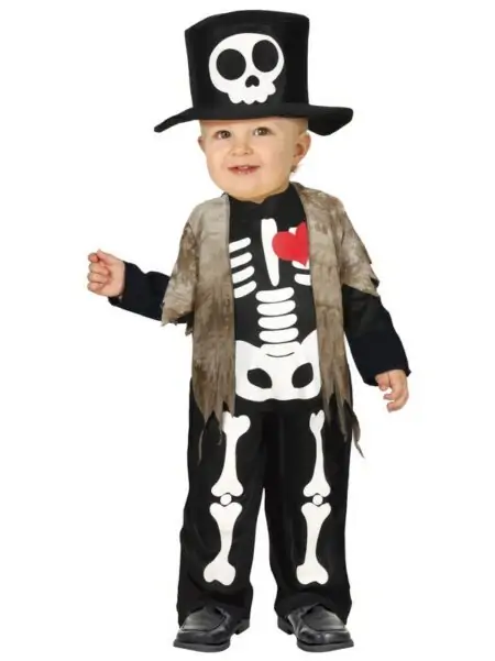 Miminko oblečené jako roztomilý kostlivec, připravené na Halloween