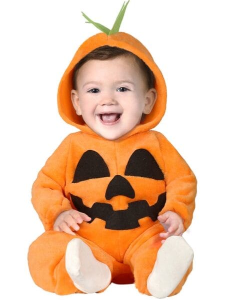 Rozkošné miminko oblečené jako dýně pro Halloween