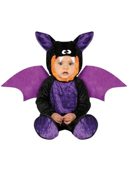 Roztomilé miminko v kostýmu netopýra připravené na karneval