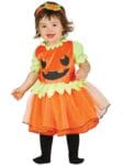 Miminko oblečené jako roztomilá dýně připravené na Halloween