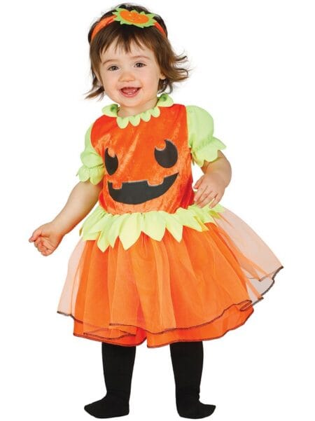 Miminko oblečené jako roztomilá dýně připravené na Halloween
