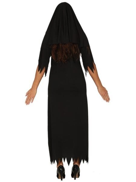 Detaily děsivého kostýmu jeptišky na Halloween